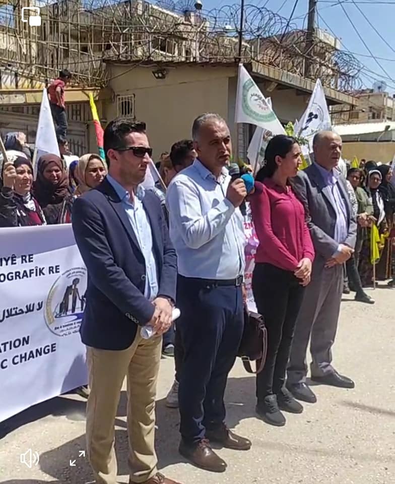 لجنة مهجري سري كانيه /رأس العين تنظم وقفة احتجاجية أمام مقر للأمم المتحدة في قامشلو
