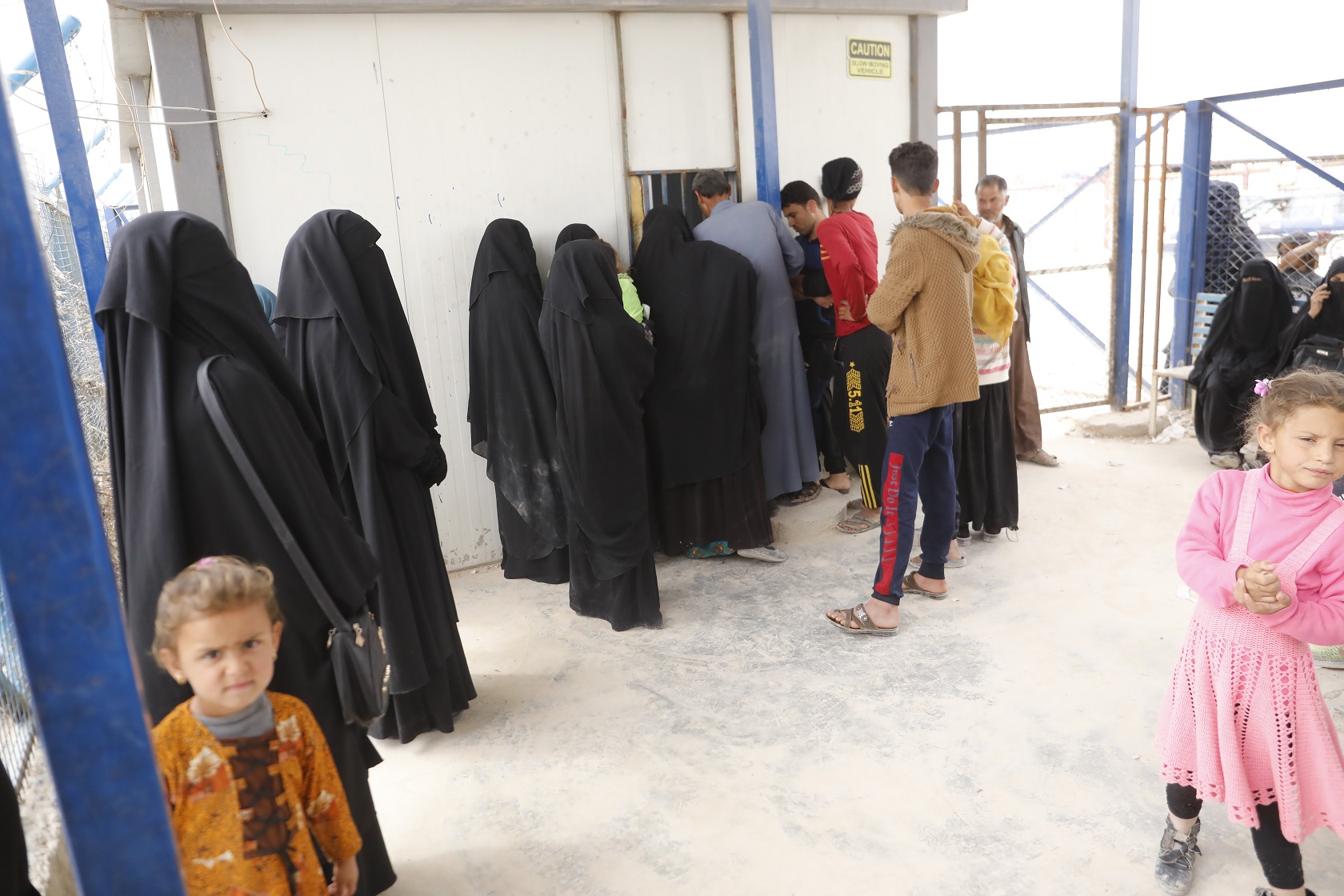 أكراد سوريا يسلمون بغداد نحو 700 شخص من عائلات ومقاتلي داعش