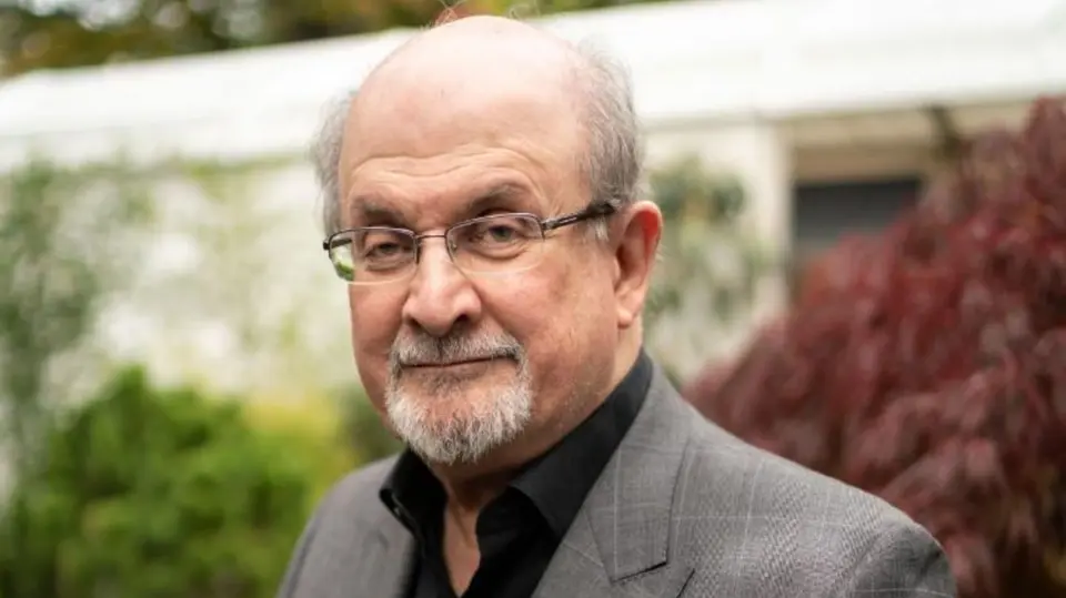 ارتفاع مبيعات رواية "آيات شيطانية" بعد طعن على سلمان رشدي