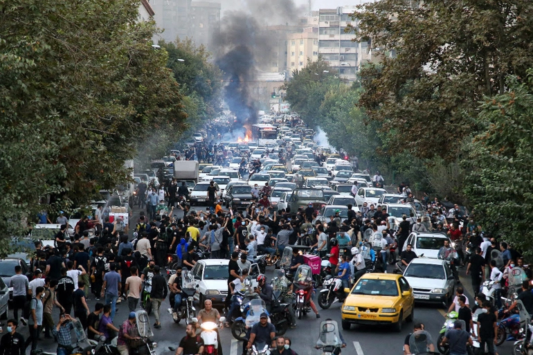 إطلاق نار وغاز مسيل للدموع خلال التظاهرات في إيران