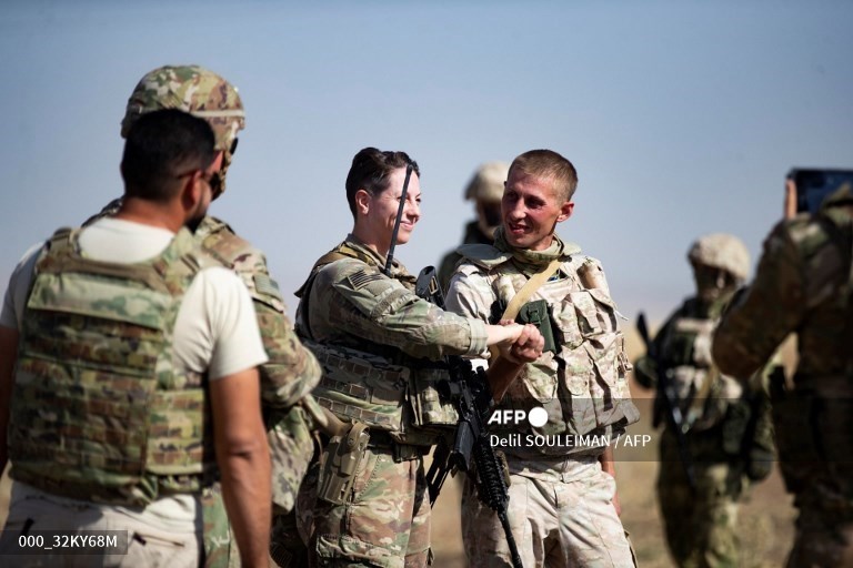 جنود روس وأمريكيين يتبادلون التحية بكل ود في شمال سوريا2
