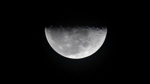 لماذا يبحث علماء الفضاء في إمكانية إنشاء توقيت خاص بالقمر؟