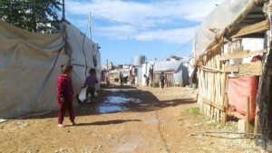 مسؤول لبناني أثار زوبعة يعلق: السوري جزء من انهيارنا