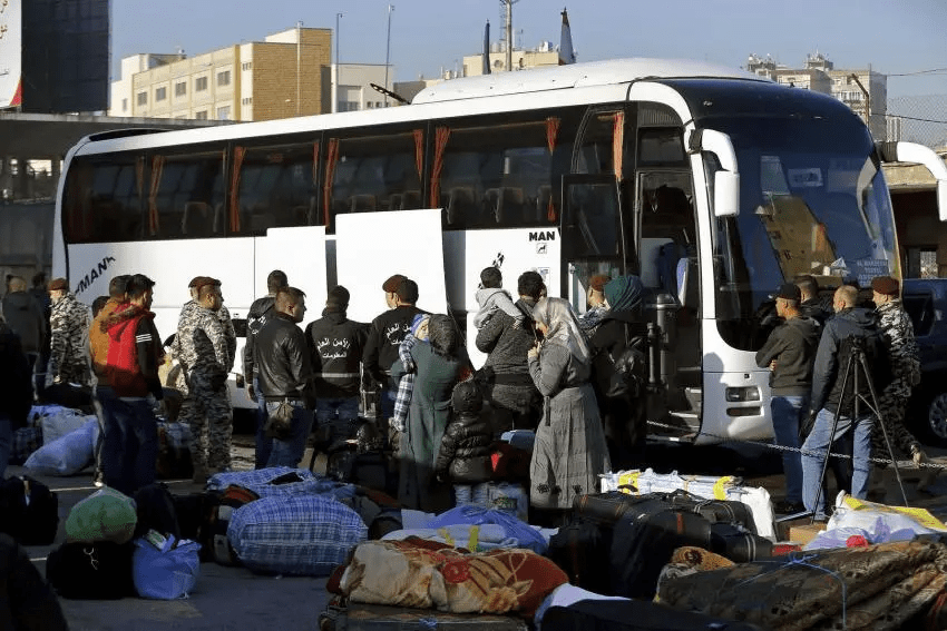 لبنان يتجاوز حقوق الإنسان بترحيل اللاجئين قسراً