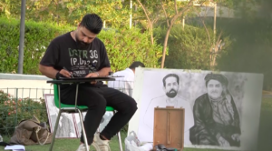 رسام متجول في كلار ينقل لمساته الإبداعية من الغرف الضيقة إلى الطرقات العامة