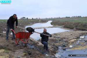هيئة الزارعة بإقليم شمال وشرق سوريا تُنشئ حواجز عائمةللحد من التسرب النفطي في مياه جغجغ