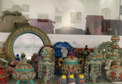 مواطنة من شرق كردستان تبدع في الأعمال اليدوية وتعرض أعمالها في متحف بمدينة السليمانية