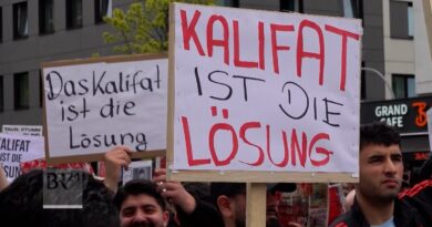 متظاهرون في ألمانيا يرفعون شهار الخلافة هي الحل