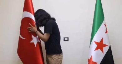 سوري يقبل العلم التركي