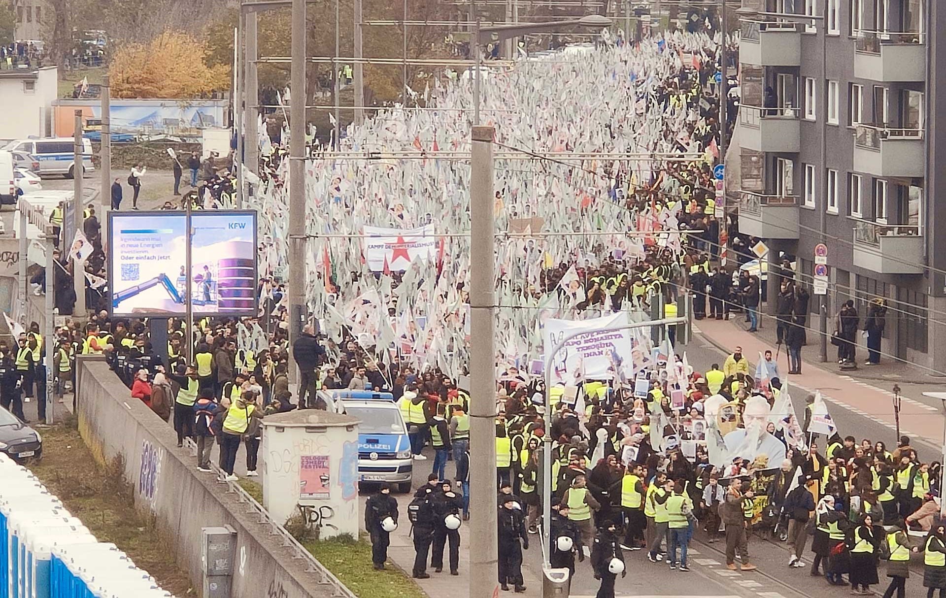 أكراد في ألمانيا يتظاهرون في مدينة كولونيا للمطالبة بالإفراج عن أوجلان