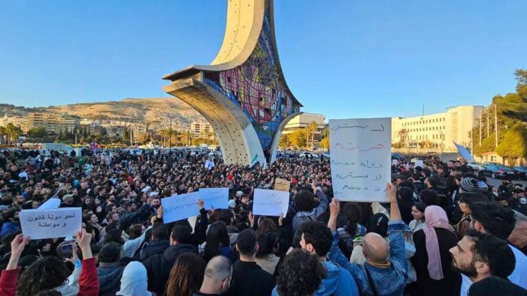 الفيدرالية السورية لحقوق الإنسان تدعو لرفع الأجور وضمان حق التظاهر