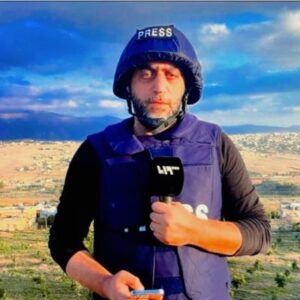 مراسل قناة تلفزيون سوريا أحمد قصير يتلقى تهديداً من أحد العناصر الأمنية
