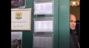 على باب السفارة في باريس.. نشطاء ينشرون أسماء الضحايا الذين قتلوا على يد سلطة الجولاني