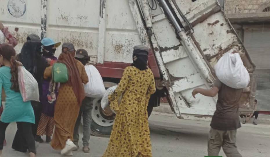 اعتداء على مواطن كردي بإطلاق النار على سيارته لسرقة زيتونه من قبل المستوطنين ..وصور جديدة توثّق سرقة محصول الزيتون في قرية قرزيحل من قبل نساء المستوطنين بريف عفرين