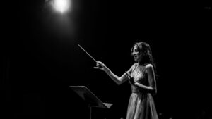 عصا تونس الذهبية، المايسترا أمل القرمازي تجول العالم من شرقه الى غربه مع أوركسترا “مزيكا” العالمية