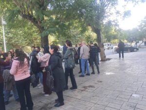 اعتصام عمالي في طرطوس احتجاجًا على قرارات نقل جماعي بحق موظفين من أبناء الطائفة العلوية