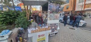 بين فنجانٍ وضحكة… يولدُ الضوءُ في الرصيف