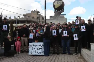 عائلات الأسرى في قامشلو تطالب بالإفراج عن أبنائها المحتجزين لدى الحكومة السورية المؤقتة