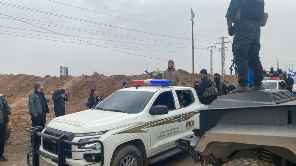 رتل من عناصر أمنية تابع للسلطة المؤقتة يدخل مدينة الحسكة بعد الاتفاق مع قسد