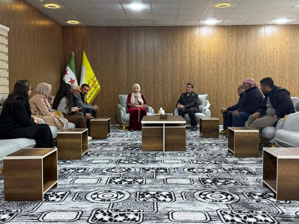 القائد العام لقسد مظلوم عبدي يلتقي لجنة تمثل عائلات الأسرى والمفقودين