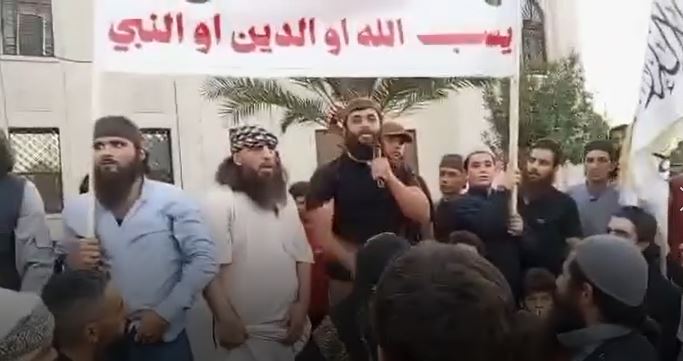 من مكان عام في سوريا.. شخص يصف الكرد بـ”الخنازير” في مقطع متداول