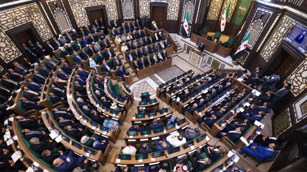 وسط انتقادات للتمثيل الكردي.. مجلس الشعب السوري يبدأ أعماله والشرع يدعو إلى بناء مؤسسات الدولة