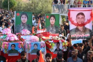 أهالي قامشلو يشيعون جثامين ثلاثة مقاتلين كرد إلى مثواهم الأخير