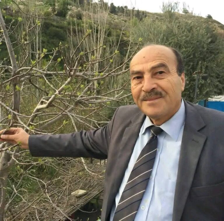 وفاة الأكاديمي السوري عطا الله الرمحين بعد مسيرة طويلة في تدريس الإعلام
